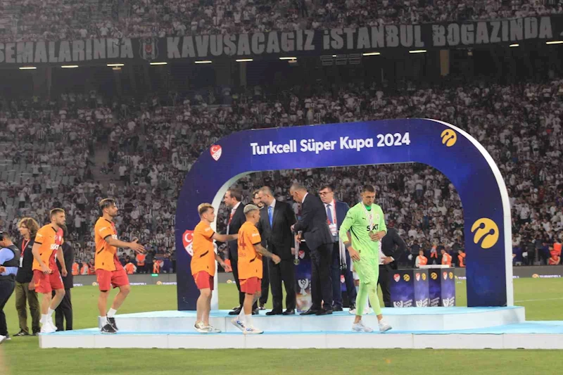 Beşiktaş, Turkcell Süper Kupa’yı düzenlenen törenle aldı
