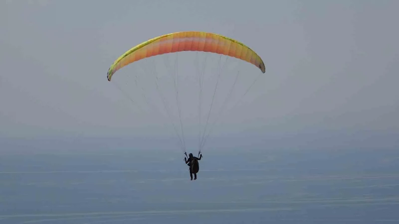 Van Gölü sahilinde yamaç paraşütü yarışması nefes kesti
