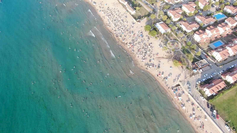 Okulların açılmasına günler kala plajlar dolup taştı
