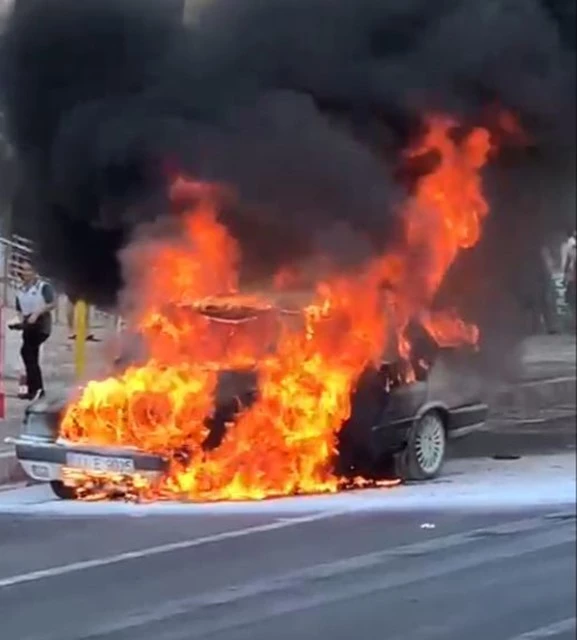 Mersin’de otomobil alev alev yandı
