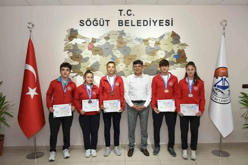 Avrupa şampiyonları madalyalarıyla Başkan Durgut’u ziyaret etti
