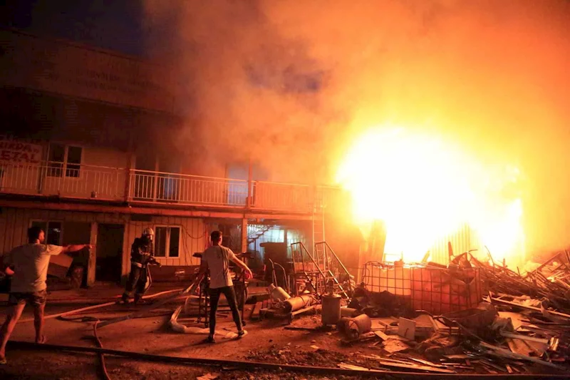 Antalya’da geri dönüşüm tesisinde korkutan yangın
