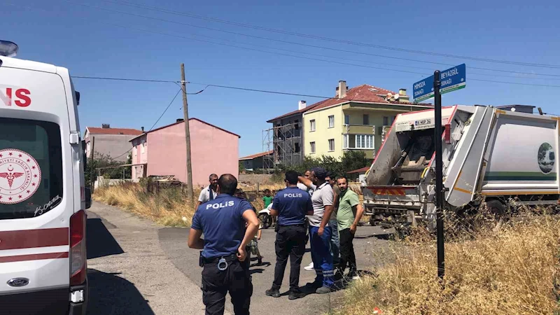 Çöp kamyonuyla halk otobüsü çarpıştı: Temizlik işçisi yaralandı
