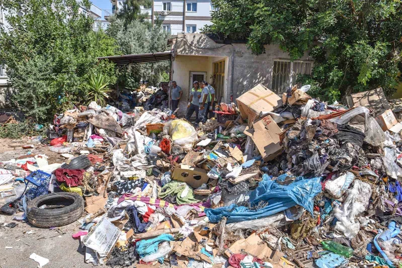 Antalya’da çöp ev operasyonu: 2 evden 12 kamyon çöp çıkarıldı
