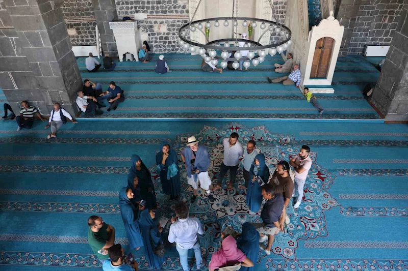 Diyarbakır’da 6 dilde İslam’ı anlatan gönüllü rehber, 5 yılda 14 kişinin müslüman olduğuna şahitlik etti
