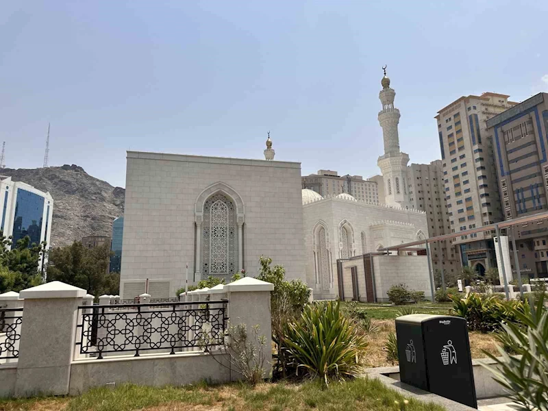 Her yıl mübarek beldeyi ziyaret eden 300 bin Türk hacı ve umreci adayının bulunduğu Azize’ye bölgesindeki büyük Katar camisi 6 yıldır kapalı tutuluyor
