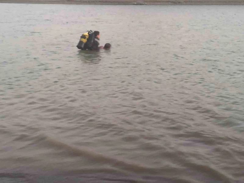 Serinlemek için gölete giren baba-kız boğuldu
