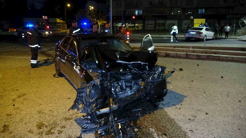 Yozgat’ta iki otomobilin çarpıştığı kazada 6 kişi yaralandı
