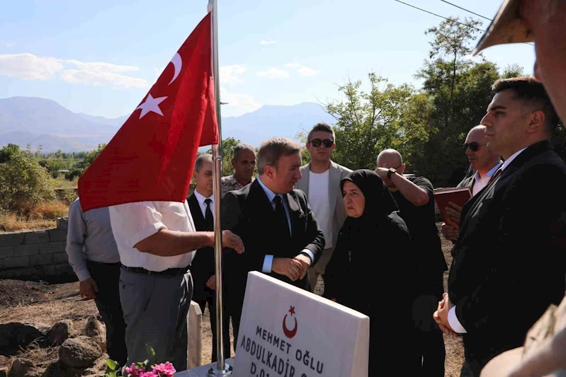 Şehit mezarına bayrak asma töreni düzenlendi
