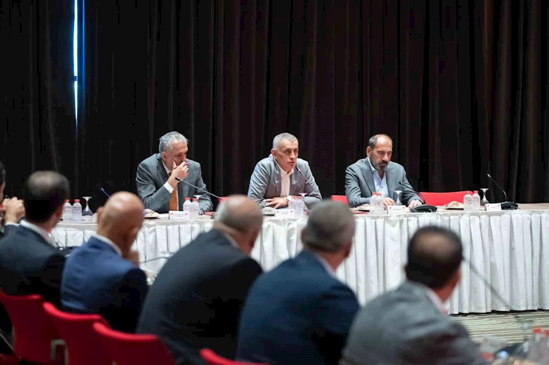 TFF Başkanı Hacıosmanoğlu, Dış İlişkiler Kurulu ile bir araya geldi
