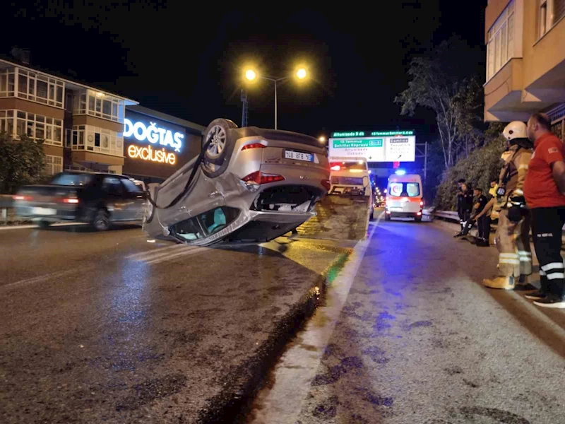 Üsküdar’da kontrolden çıkan otomobilin çarptığı araç takla attı

