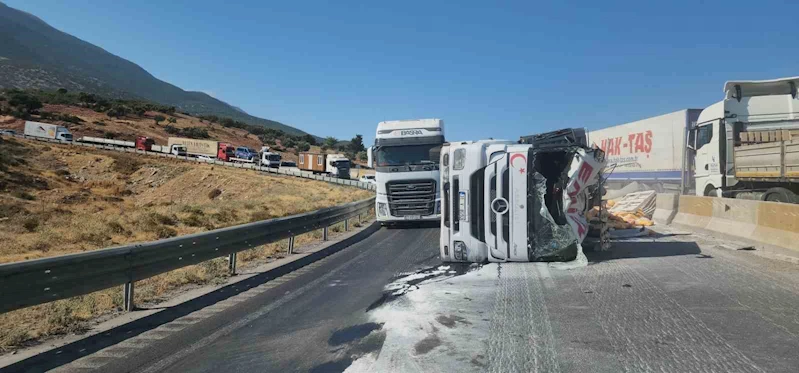 Devrilen tırdan onlarca çimento torbası yola savruldu
