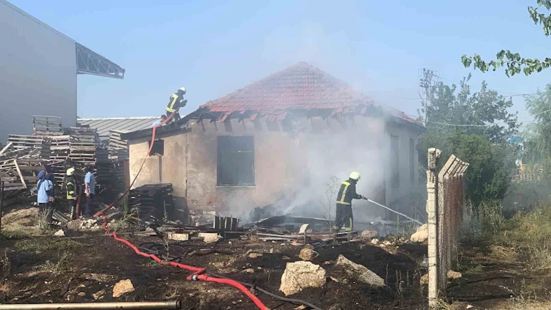 Karaman’da tutuşan kuru otlar müstakil evi yaktı
