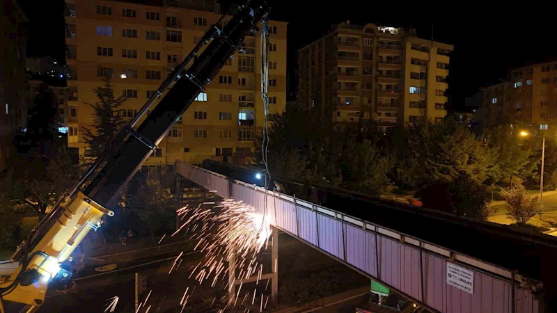 Eskişehir’e çeyrek asır hizmet veren üst geçidin yıkımına başlandı
