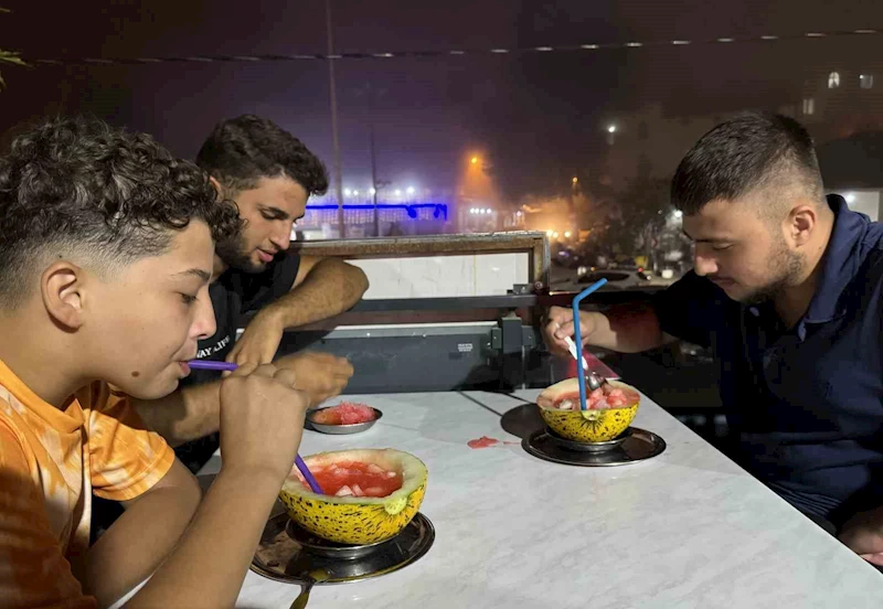 Toroslar’ın zirvesinden getirilen karla serinliyorlar
