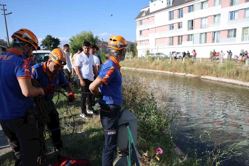 Suya düşen yabancı uyruklu çocuğu kurtaran şahıs akıntıya kapılarak kayboldu
