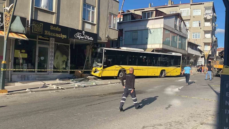 İstanbul Pendik’te sürücüsünün kontrolünden çıkan İETT otobüsü, kuaför dükkanına girdi. Kazada otobüs şoförü B.D. yara almazken, otobüs içerisinde bulunan 6 kişi yaralandı. İETT aracının çarptığı bina tahliye edildi.
