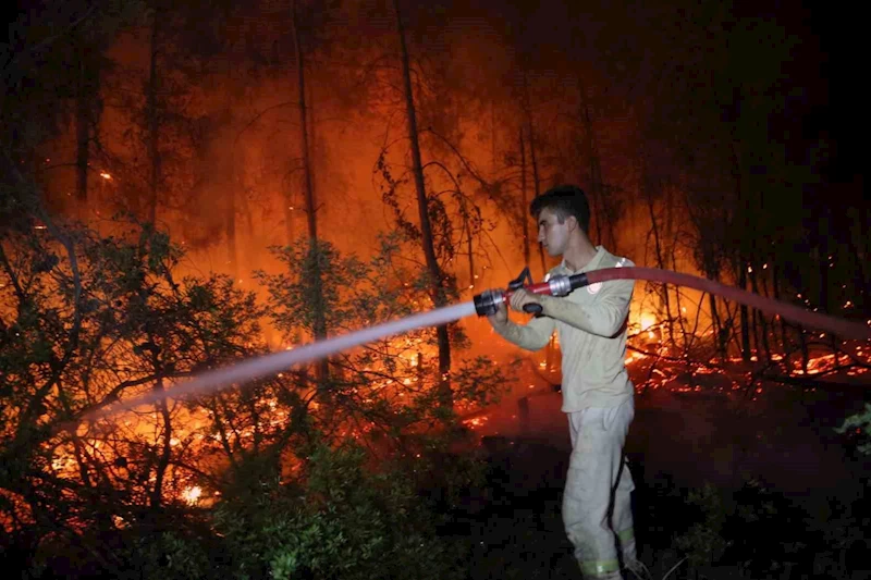 Yangına havadan gece görüşlü helikopterler müdahale ediyor
