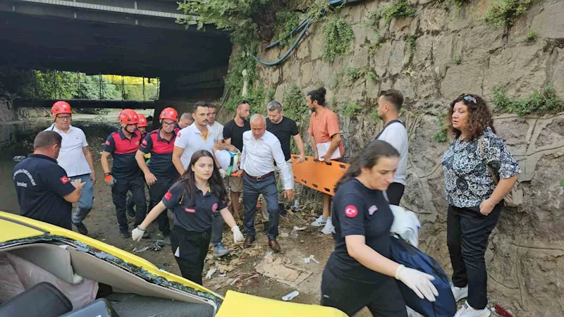 Kamyonun çarptığı ticari taksi yayaların arasına dalıp dereye uçtu: 1 ölü, 4 yaralı
