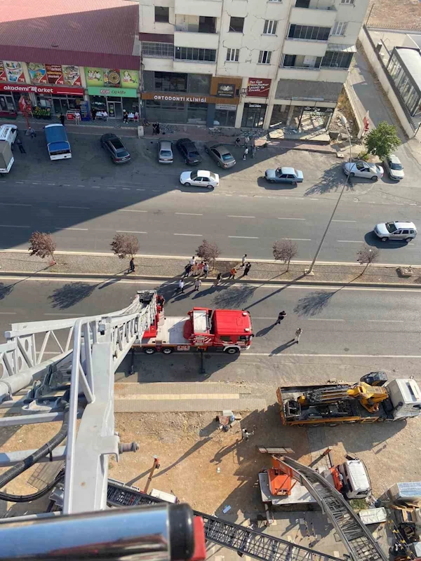 Yük asansörü rüzgara dayanamadı
