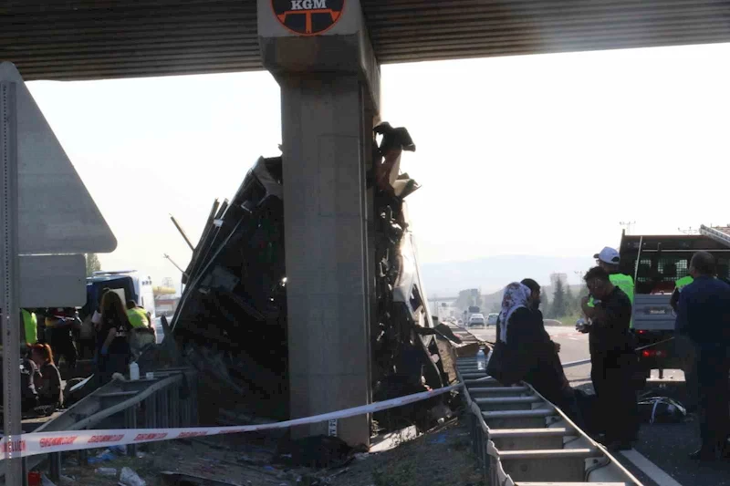 Ankara’da yolcu otobüsü köprü ayağına çarptı: 11 ölü, 25 yaralı
