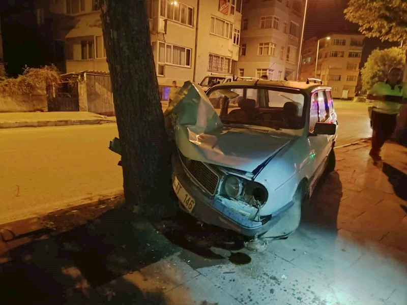 Kaldırımdaki ağaca çarpan aracın sürücüsü, aracını bırakıp olay yerinden ayrıldı
