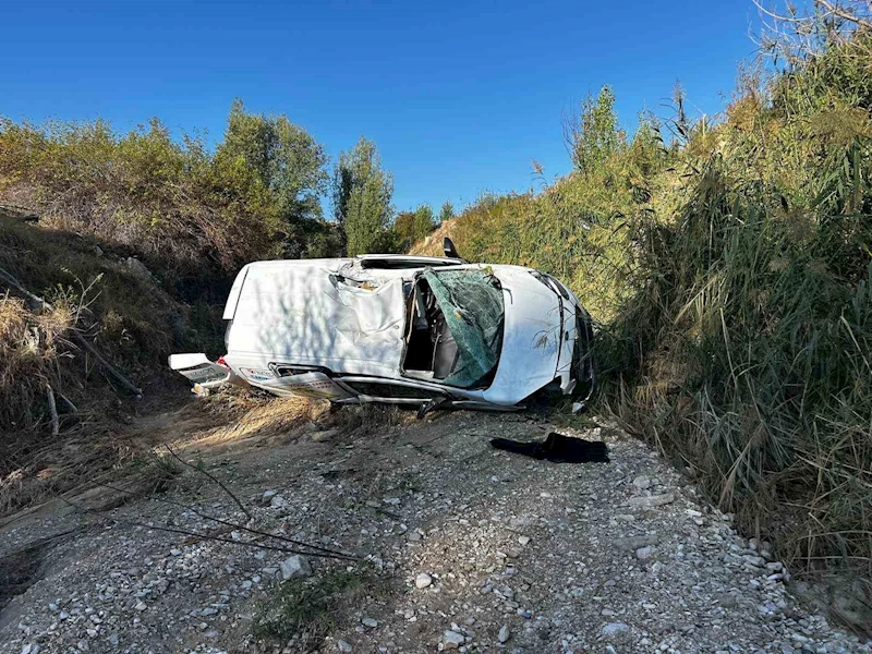 Gürün’de hafif ticari araç dereye uçtu: 2 ağır yaralı
