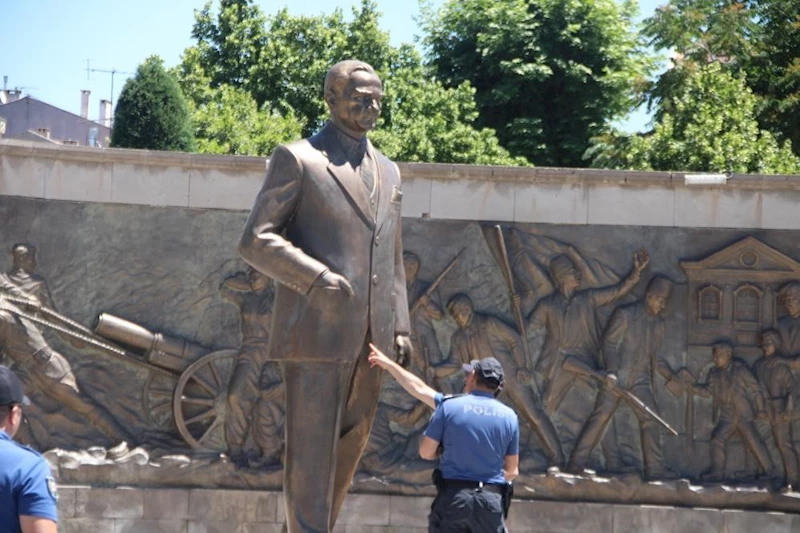 Atatürk Anıtı’na saldıran dayı-yeğen 4 yıl 4 ay ceza aldı
