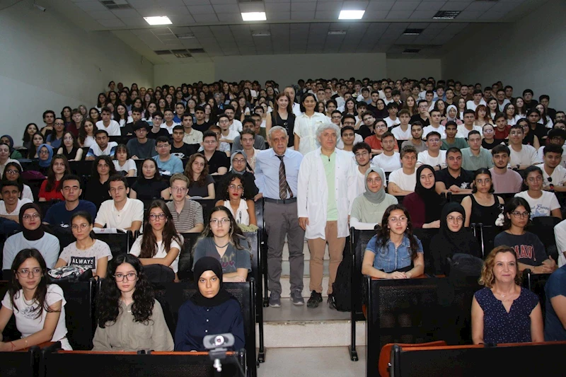 Akdeniz Üniversitesi Tıp Fakültesi’nde hekim adaylarına ilk ders
