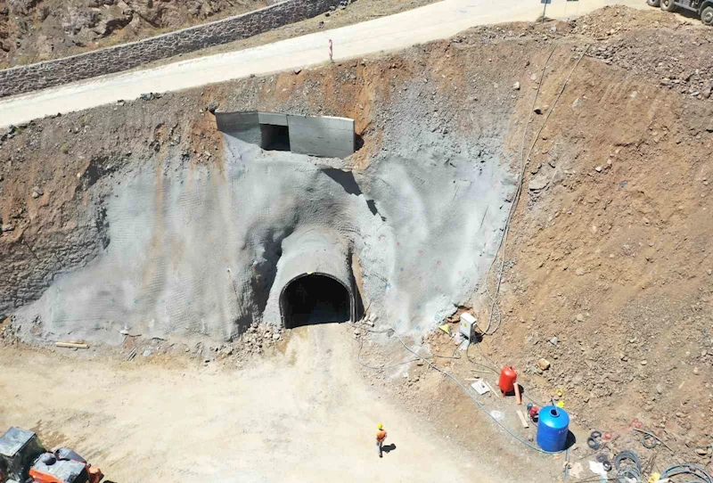 Elazığ Tarhana Regülatörü ve İletim Tüneli yapımına ilk kazma vuruldu
