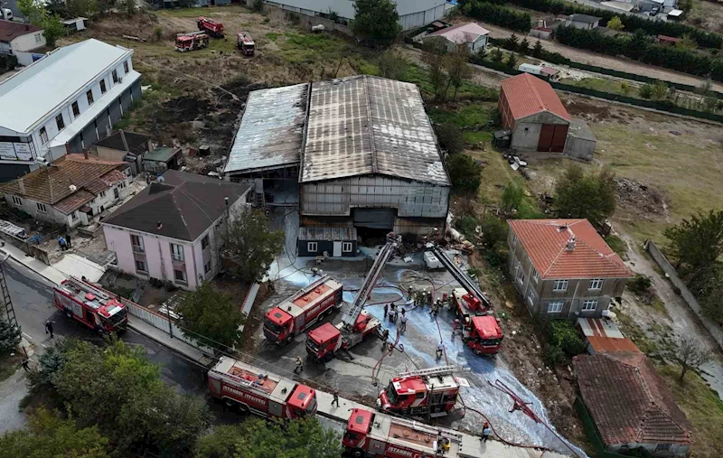 İstanbul Çatalca’da bulunan bir fabrikada bilinmeyen nedenle yangın çıktı. Olay yerine çok sayıda itfaiye ekibi sevk edildi.
