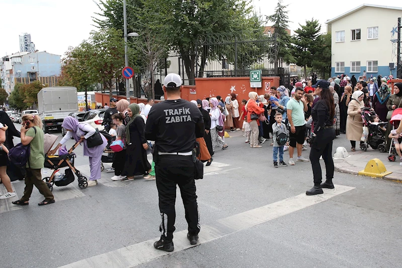 Küçükçekmece zabıtasından okul önlerinde denetim
