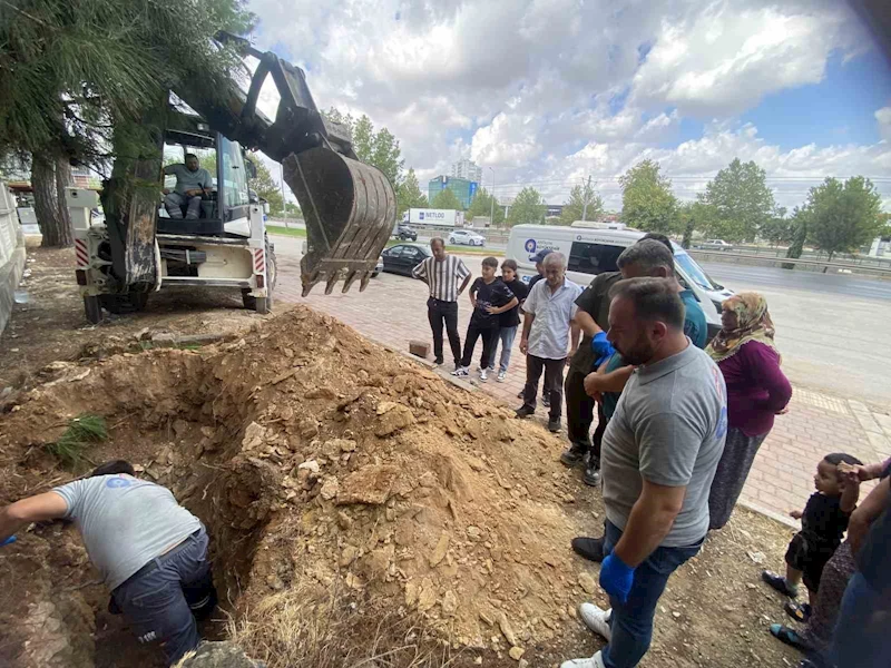 Kabri mezarlığın dışında kalmış, hikayesi yürekleri burkmuştu, annesinin yanına defnedildi
