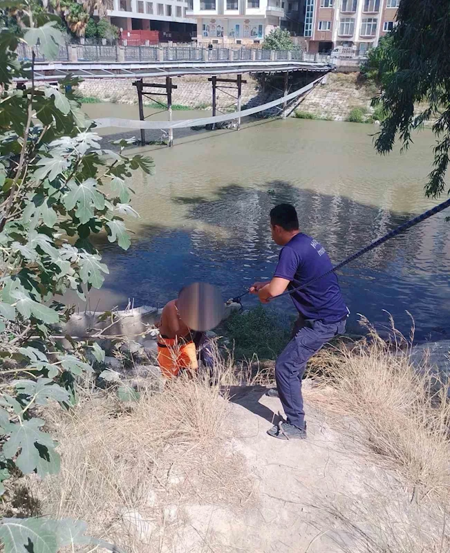 Asi nehri kenarında mahsur kalan vatandaşı itfaiye kurtardı
