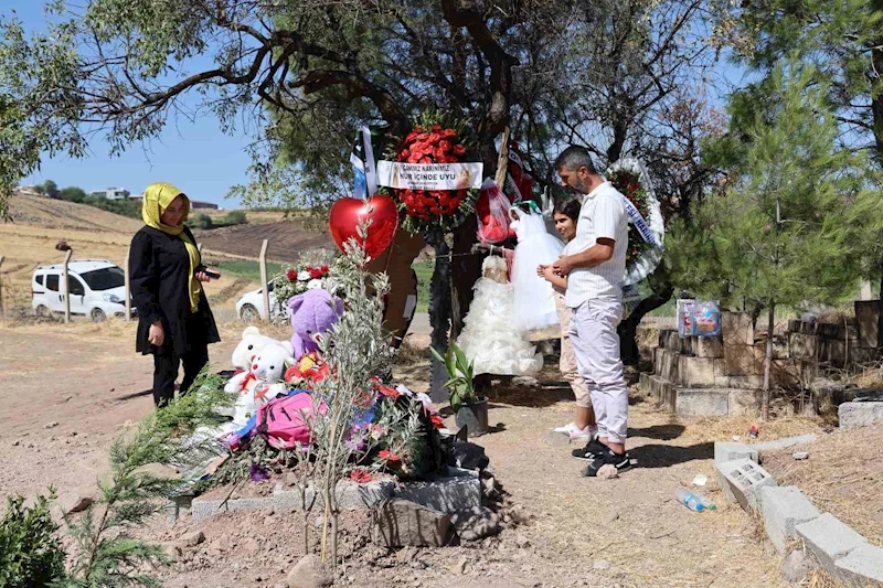 Narin’in akranlarından mezarına ziyaret devam ediyor
