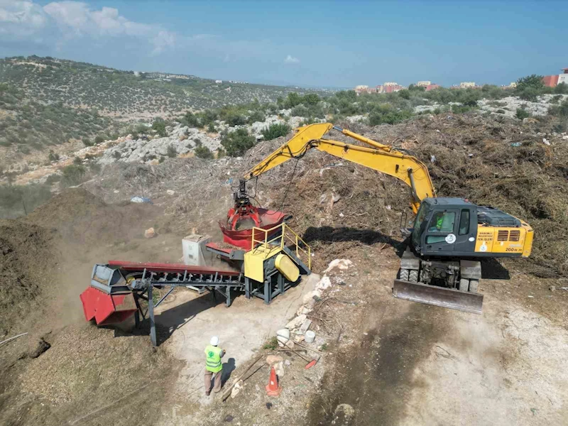 Bitkisel atıklar gübre oldu, üretilen 3 bin fidan öğrencilere hediye edildi
