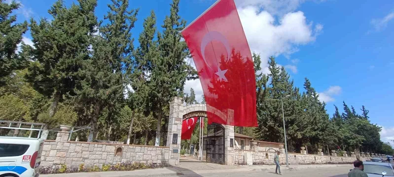 İsrail’in katlettiği Ayşenur’un cenaze töreni için mezarlıkta hazırlıklar tamamlandı
