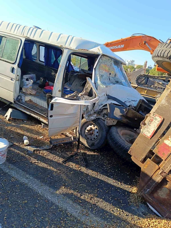 Tarım işçilerini taşıyan minibüs traktörle çarpıştı: 12 yaralı
