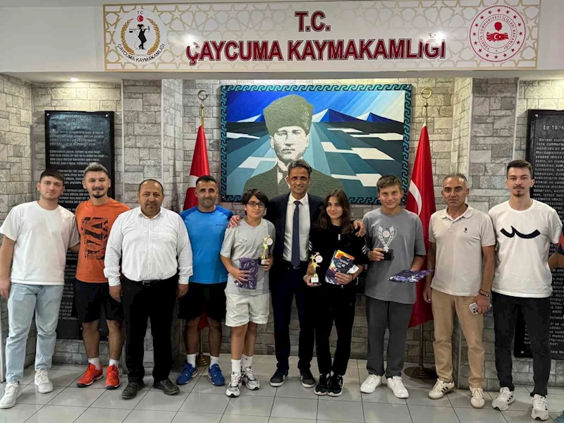 Tenis Şampiyonlarına Kaymakamdan Hediye
