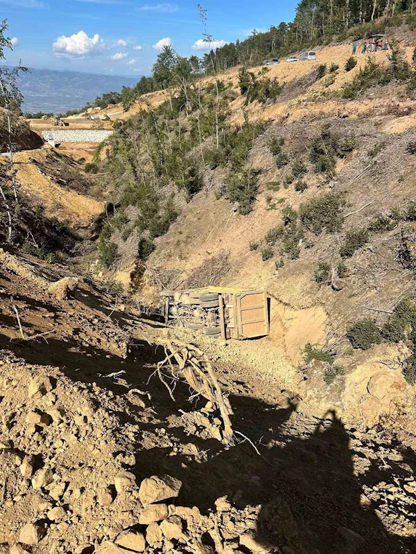 Toprak yüklü kamyon 25 metre yükseklikten uçuruma yuvarlandı
