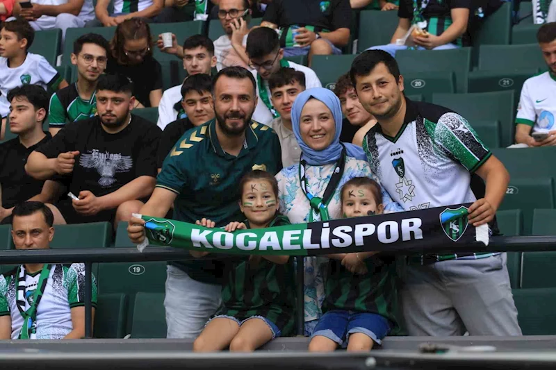 Şarkıcı Bayhan’dan Kocaelispor camiasına jest
