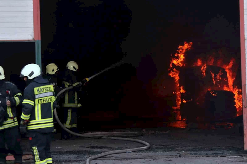 Kayseri’deki fabrika yangınına 93 itfaiye eri müdahale ediyor
