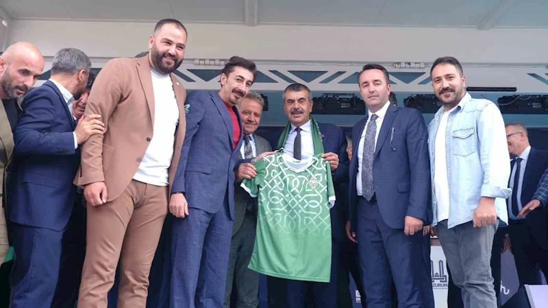 Milli Eğitim Bakanı Tekin’e Tortumspor forması
