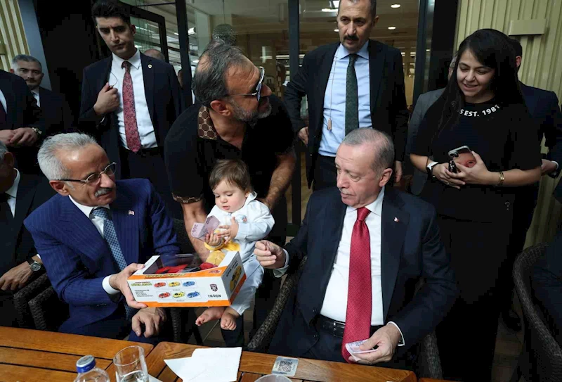 Cumhurbaşkanı Erdoğan, Ankara’da bir pastaneyi ziyaret ederek vatandaşlarla sohbet etti
