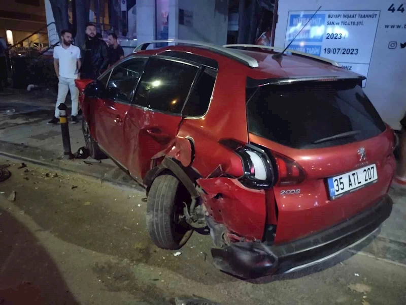 Kadıköy’de kontrolden çıkan otomobil park halindeki araçlara çarptı: 4 yaralı
