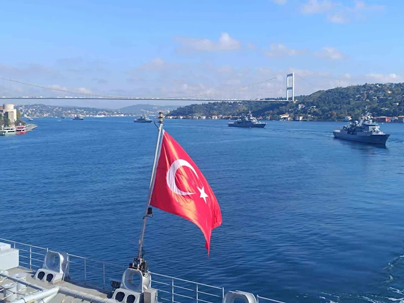 TCG Anadolu ile birlikte 15 savaş gemisi İstanbul Boğazı’ndan geçti
