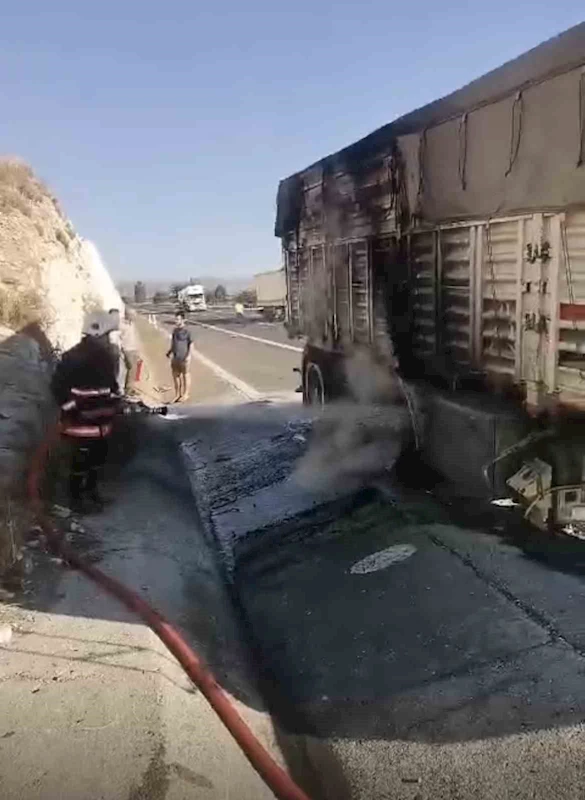 Tarsus’ta nohut yüklü tırda yangın çıktı
