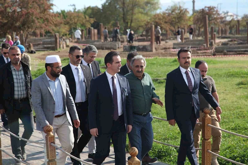 Bitlis’in yeni Valisi Karakaya ilk ziyaretini tarihi ilçe Ahlat’a yaptı
