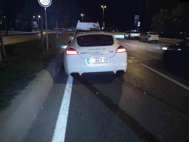 Pendik’te otomobilin çarptığı motosiklet, kontrolden çıkarak park halindeki araca çarptı: 1 yaralı
