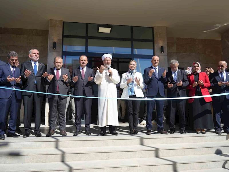 Prof. Dr. Erbaş: “Bizim ilmimiz insanlığı yaşatmak içindir, Batı’nın ise öldürmek içindir”
